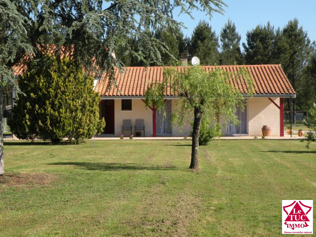 REIGNAC Maison 105 m², T2 non attenant, dépendances sur 64 000 m² REIGNAC Maison 105 m², T2 non attenant, dépendances sur 64 000 m²
