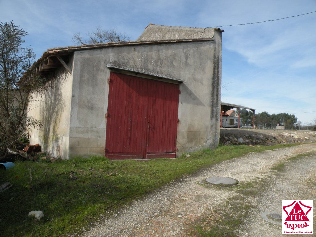 REIGNAC Terrain d'environ 900 m² à bâtir avec un garage 35 m² REIGNAC Terrain d'environ 900 m² à bâtir avec un garage 35 m²