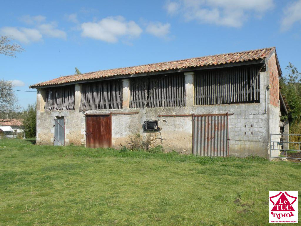 REIGNAC Grange et hangar attenant sur 1 000 m² REIGNAC Grange et hangar attenant sur 1 000 m²