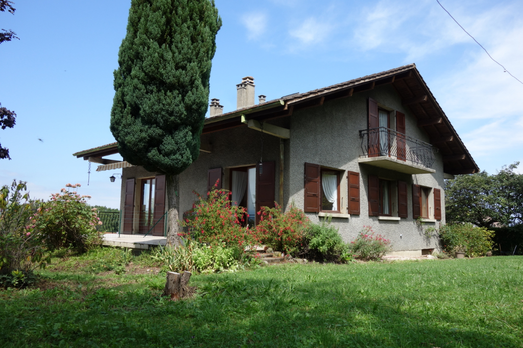 Maison de caractère de 158 m² édifiée sur un terrain de 1090 m² Maison de caractère de 158 m² édifiée sur un terrain de 1090 m²