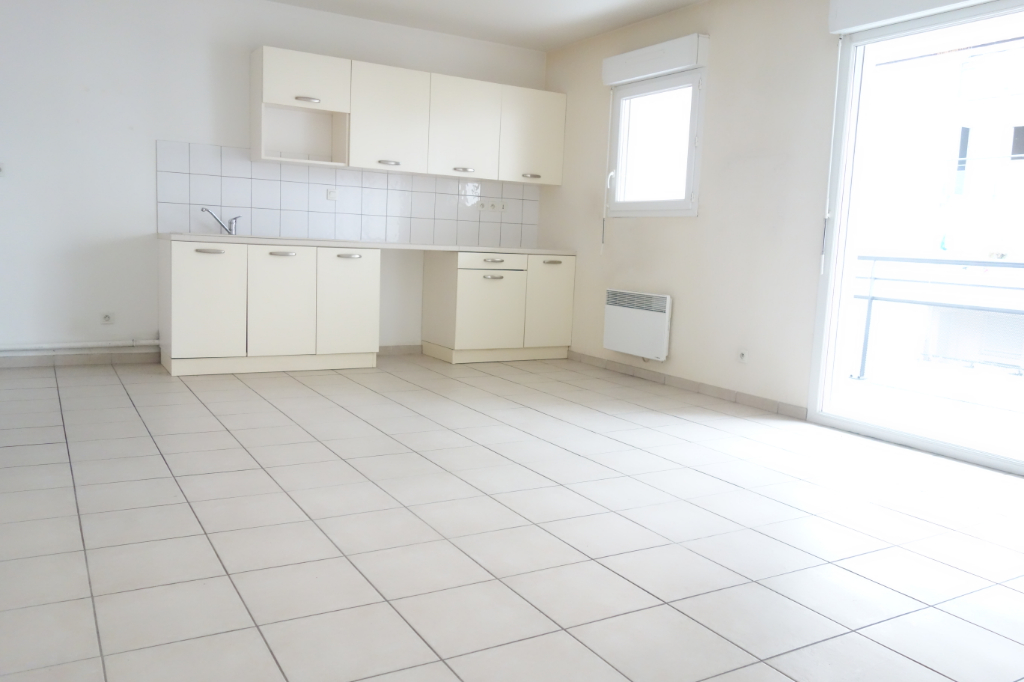 Centre ville -Type 3 de 60 m² avec cave et garage double. Centre ville -Type 3 de 60 m² avec cave et garage double.