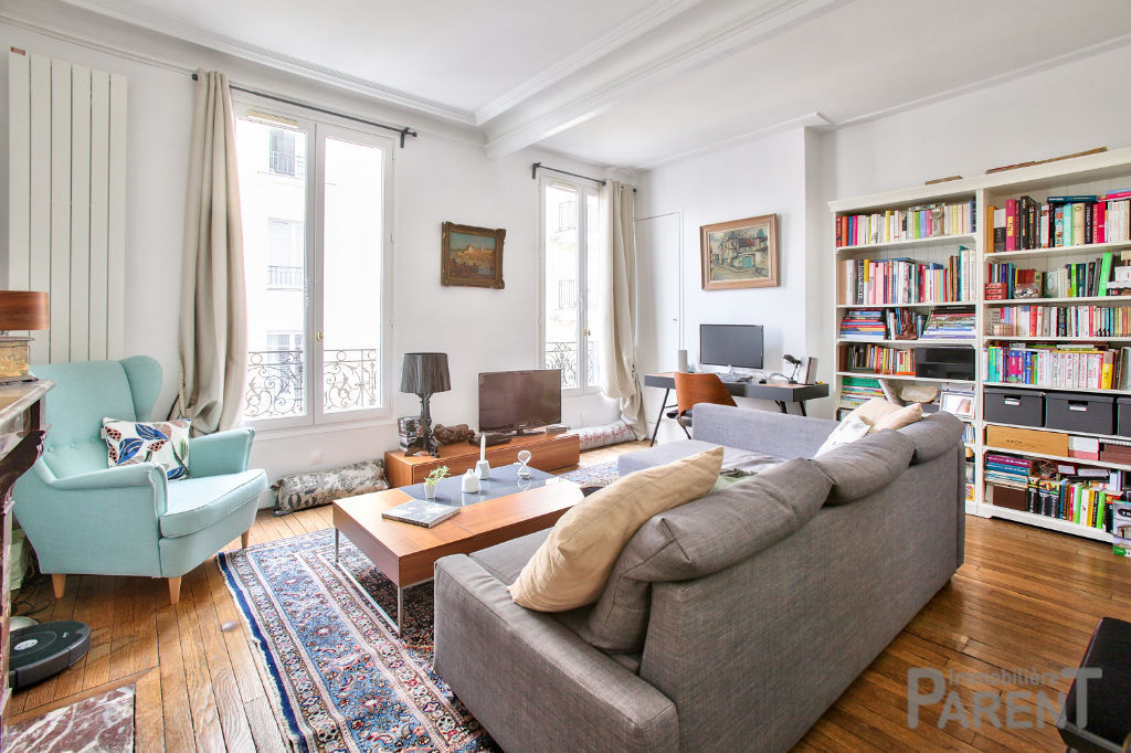 ISSY Mairie - Très beau T3 de 67.8 m2 au dernier étage d'une belle résidence ancienne. ISSY Mairie - Très beau T3 de 67.8 m2 au dernier étage d'une belle résidence ancienne.