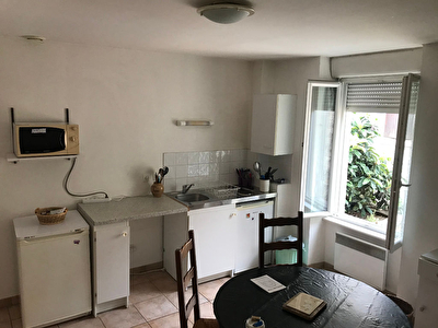 A louer T2 meuble au 1er etage - CARCASSONNE - proche centre ville.