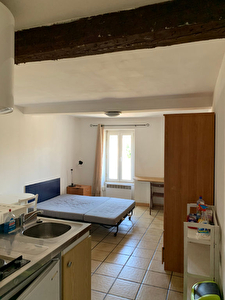 A louer studio meuble au 1er etage - CARCASSONNE - proche centre ville.