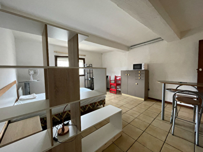 A louer studio meuble au 2eme etage - CARCASSONNE - proche centre ville.