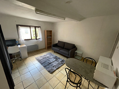 A louer studio meuble au 1er etage - CARCASSONNE - proche centre ville.