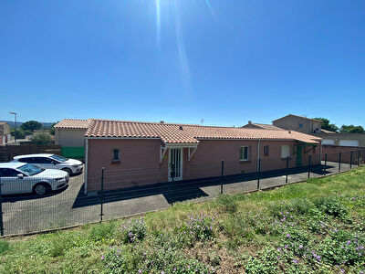PROCHE CARCASSONNE - Local professionnel plain pied de 128m2 - parking clos