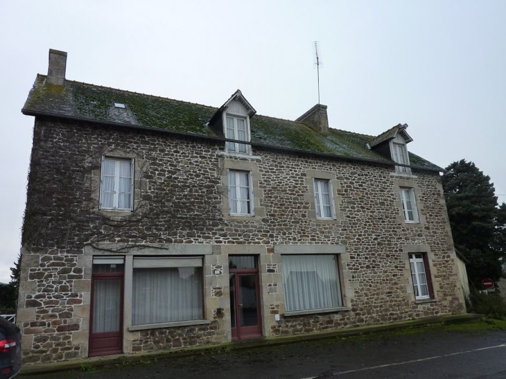 A VENDRE En centre bourg avec commerces A VENDRE En centre bourg avec commerces