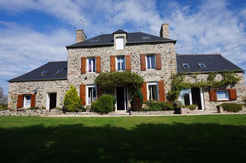 A VENDRE MAISON+2 GÎTES HENANBIHEN A VENDRE MAISON+2 GÎTES HENANBIHEN