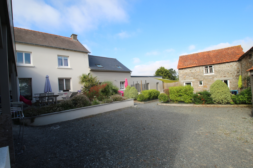 A 8 minutes des plages Maison de 195 m² + 4 gîtes A 8 minutes des plages Maison de 195 m² + 4 gîtes