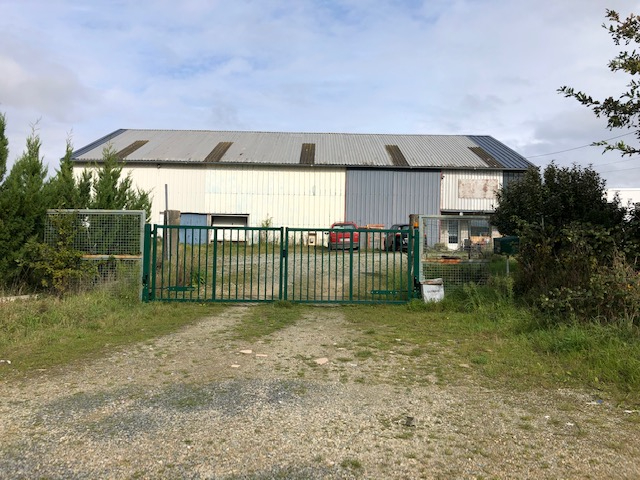 A VENDRE HANGAR AVEC LOGEMENT A VENDRE HANGAR AVEC LOGEMENT